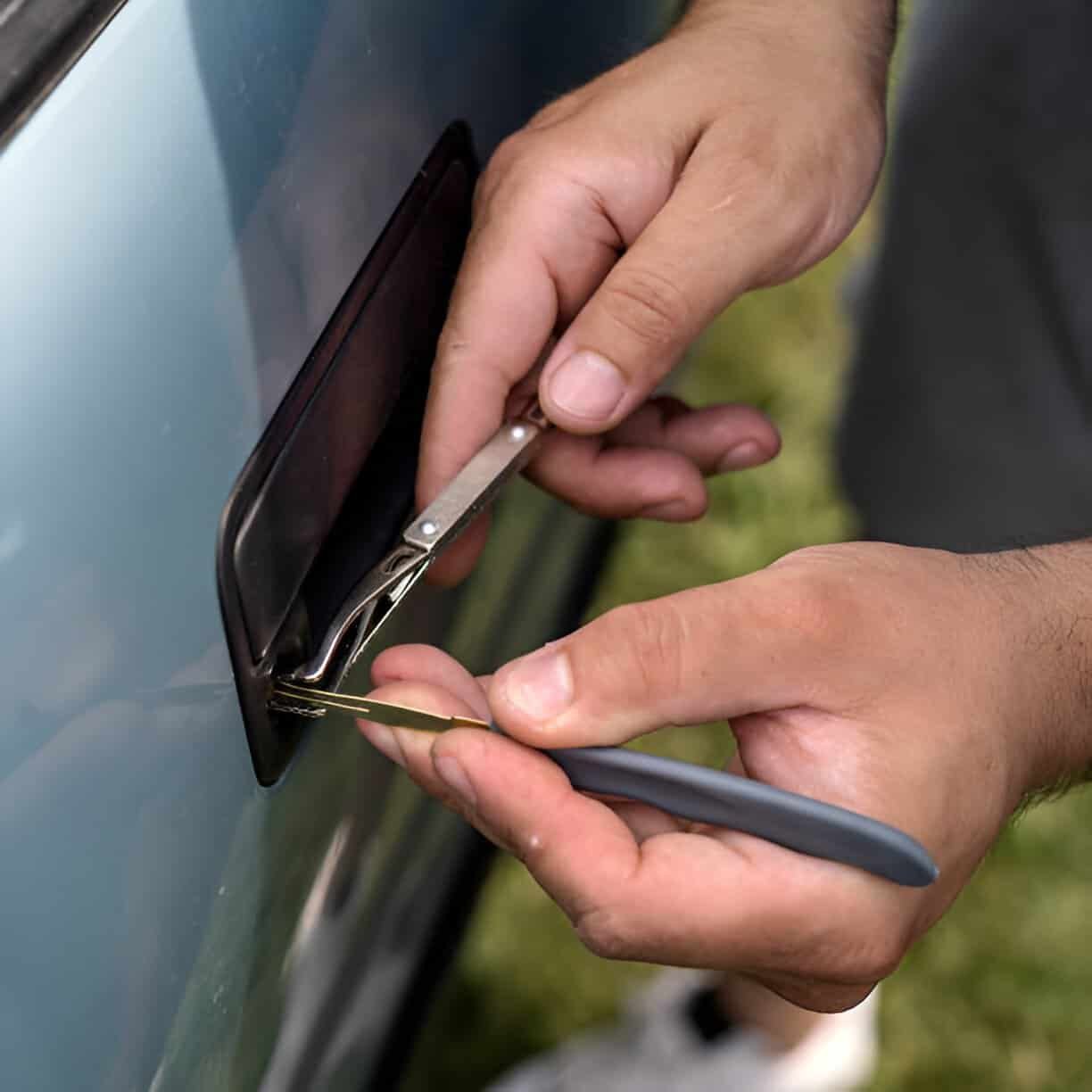 You are currently viewing Unlocking Your Car Safely: Why You Should Hire a Professional Car Locksmith